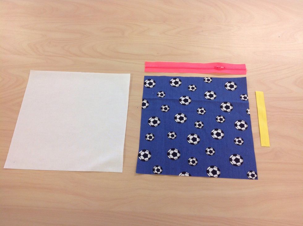 Klipp till tv\u00e5 tygkvadrater med sidan 20 cm. Ett blixtl\u00e5s med samma m\u00e5tt beh\u00f6vs och ett band ca 10 cm om du vill ha det.