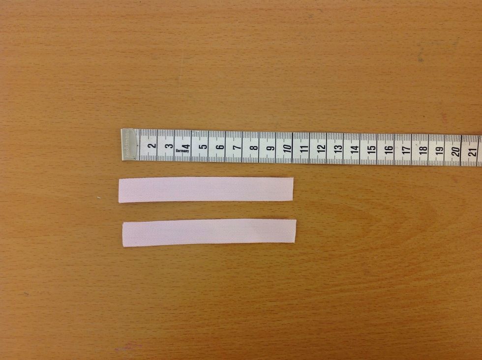 Klipp tv\u00e5 bomullsband, 10 cm l\u00e5nga.