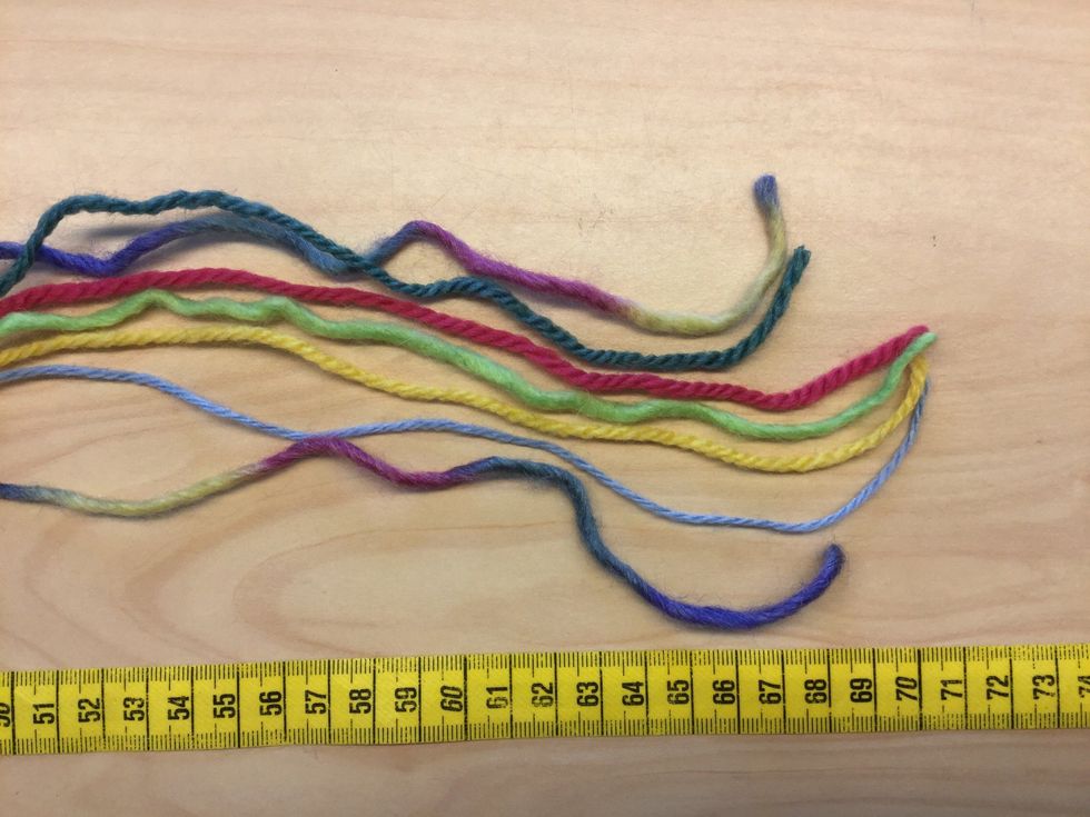 Klipp \u00e4ven de \u00f6vriga 6 tr\u00e5darna 70 cm l\u00e5nga.