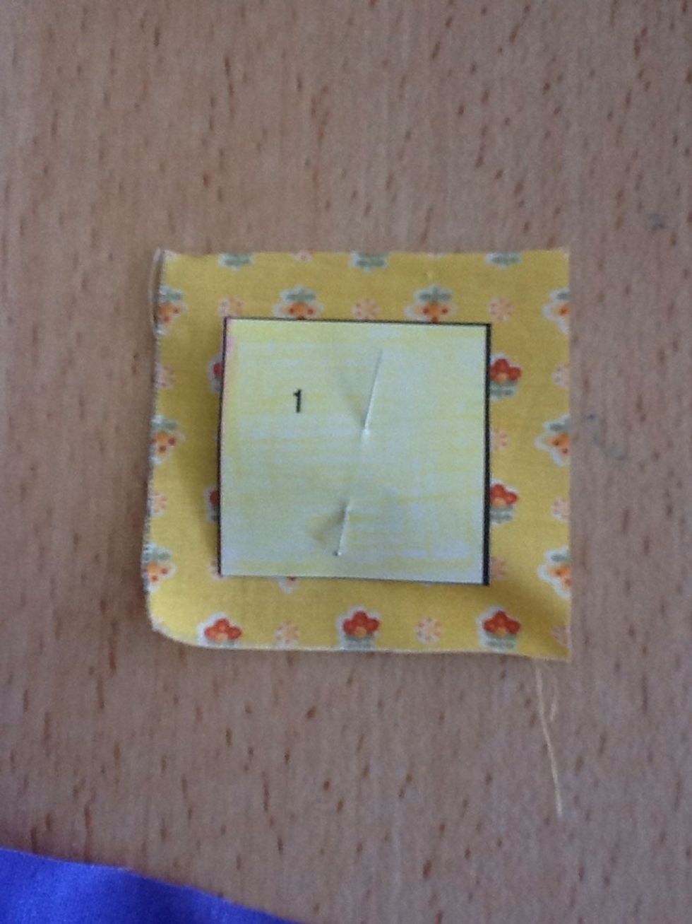 Klipp ut 1 cm runt om delarna.