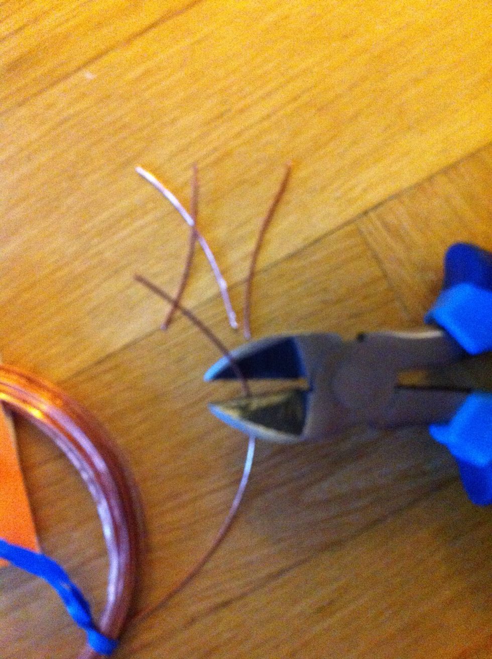 Klipp ut 4 st bitar st\u00e5ltr\u00e5d. Ca 2 cm l\u00e5nga. Tr\u00e5den beh\u00f6ver inte vara s\u00e5 grov, 1 mm r\u00e4cker. Du kan anv\u00e4nda vilken sort st\u00e5ltr\u00e5d som helst. H\u00e4r anv\u00e4nder jag koppartr\u00e5d, vilket \u00e4r on\u00f6digt dyrt. Sn\u00e5la!