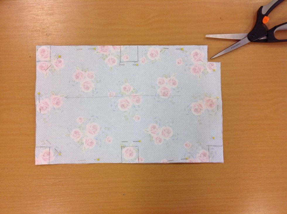 Klipp ut alla lager samtidigt. B\u00f6rja med rektangeln och avsluta med att klippa ut alla h\u00f6rn.