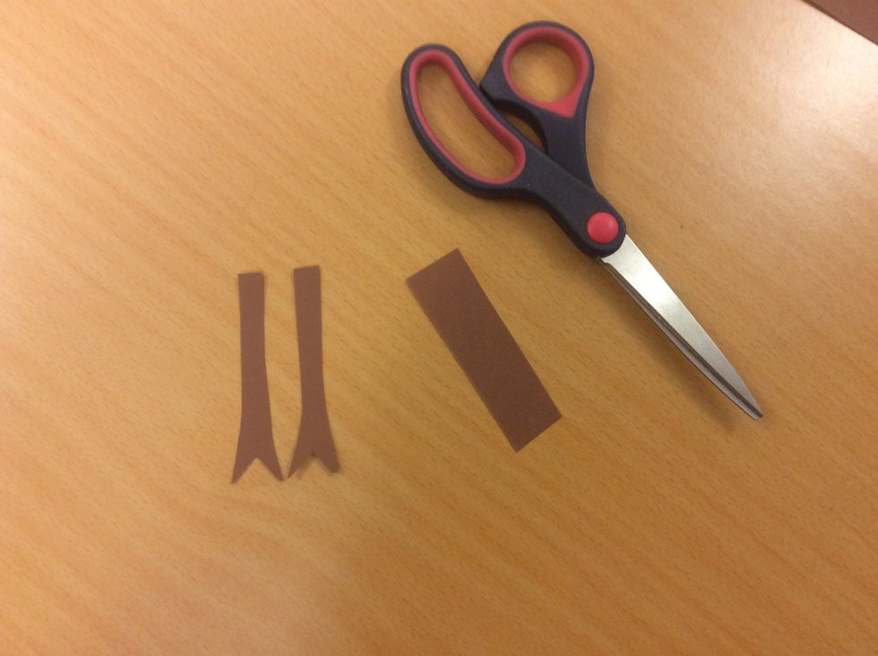 Klipp ut armarna i  brun kartong.