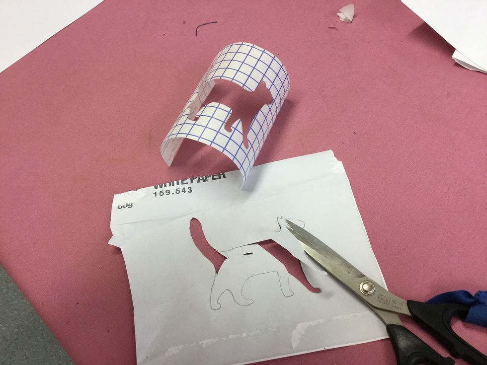 Klipp ut bilden, t\u00e4nk p\u00e5 att det \u00e4r figuren som ska bort. Det g\u00f6r inget om du klipper s\u00f6nder den.