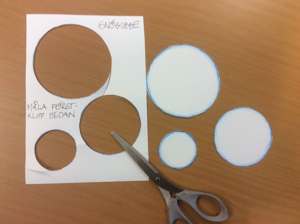 Klipp ut cirklarna, klipp s\u00e5 noga du kan.