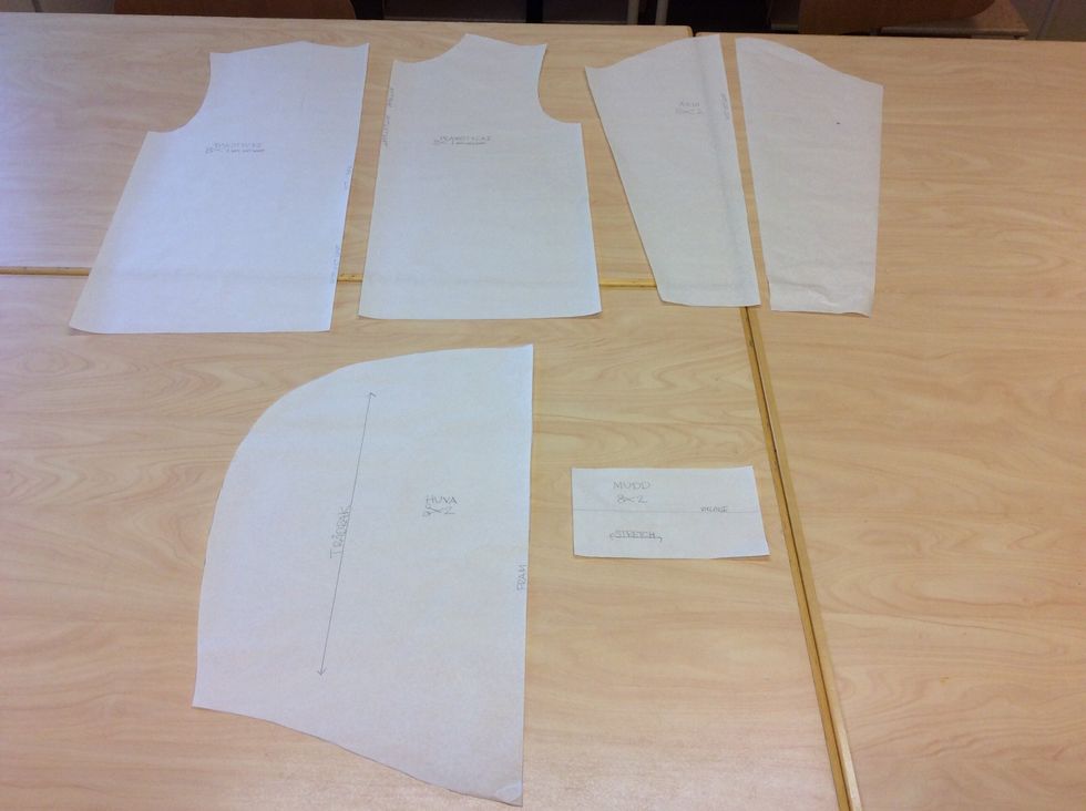 Klipp ut delarna med en papperssax.