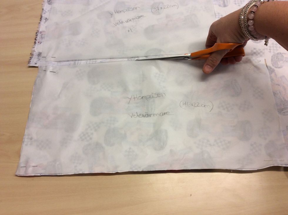 Klipp ut dem med tygsaxen. S\u00f6msm\u00e5n \u00e4r redan inr\u00e4knat s\u00e5 du kan klippa direkt efter kanten.