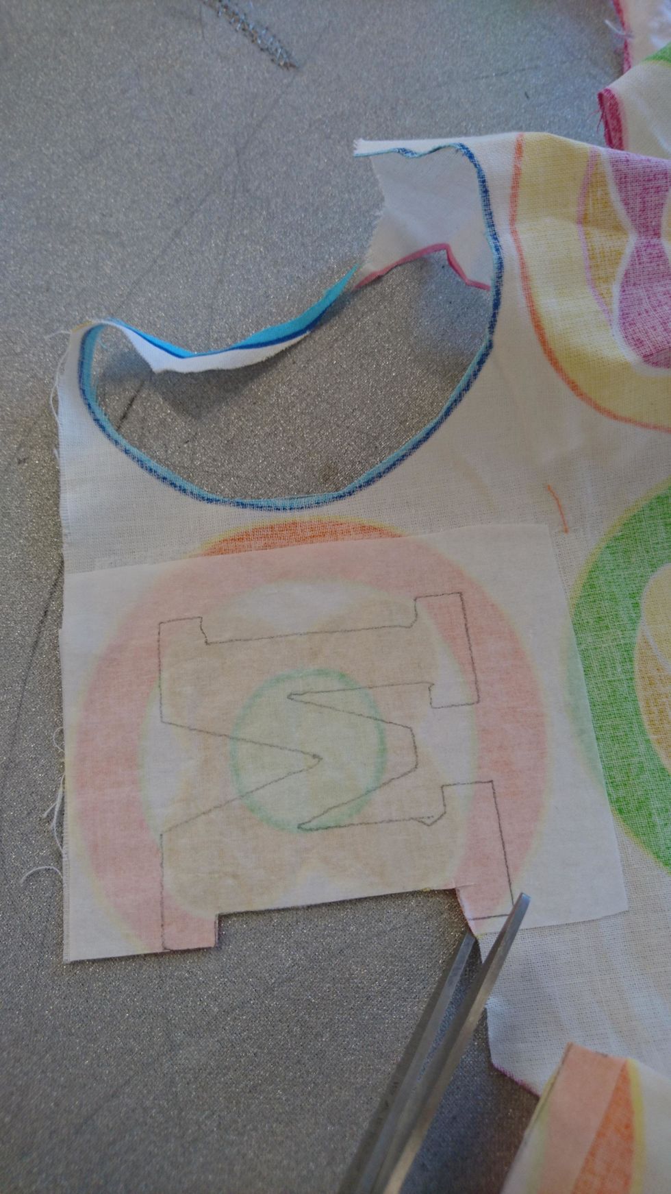 Klipp ut dina bokst\u00e4ver p\u00e5 linjerna.