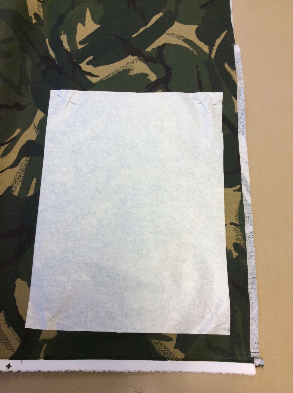 Klipp ut ditt m\u00f6nster och n\u00e5la fast det p\u00e5 tyget. Tyget ska vara dubbelt s\u00e5 att du f\u00e5r bak och framsida en g\u00e5ng. T\u00e4nk p\u00e5 att l\u00e4gga m\u00f6nstret i kanten s\u00e5 att du inte sl\u00f6sar material. VISA L\u00c4RAREN!