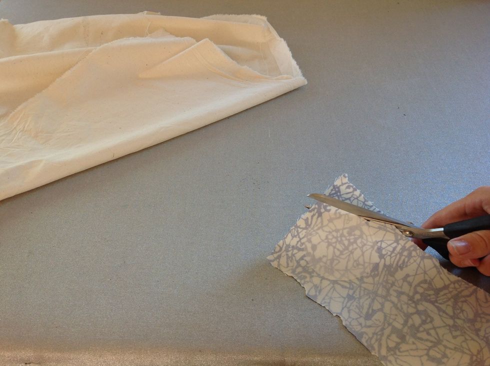 Klipp ut efter kanten p\u00e5 vliesofixen.