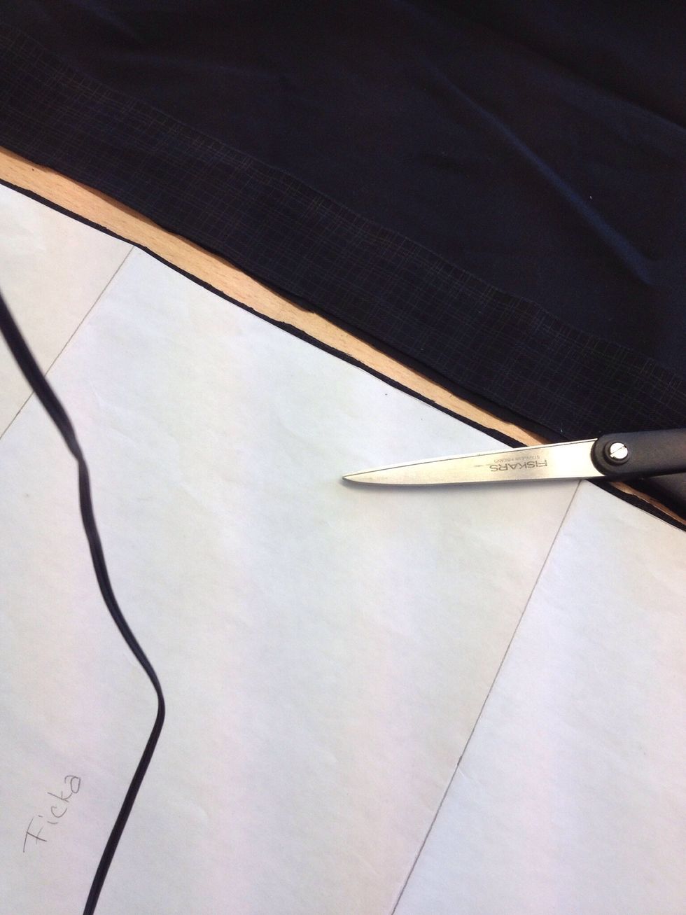 Klipp ut efter m\u00f6nstret. S\u00f6msm\u00e5n med 1 cm ing\u00e5r i m\u00f6nstret.