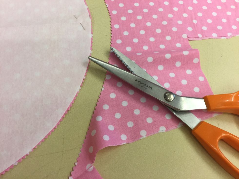 Klipp ut efter m\u00f6nstrets kant. Klipp g\u00e4rna med en taggsax.