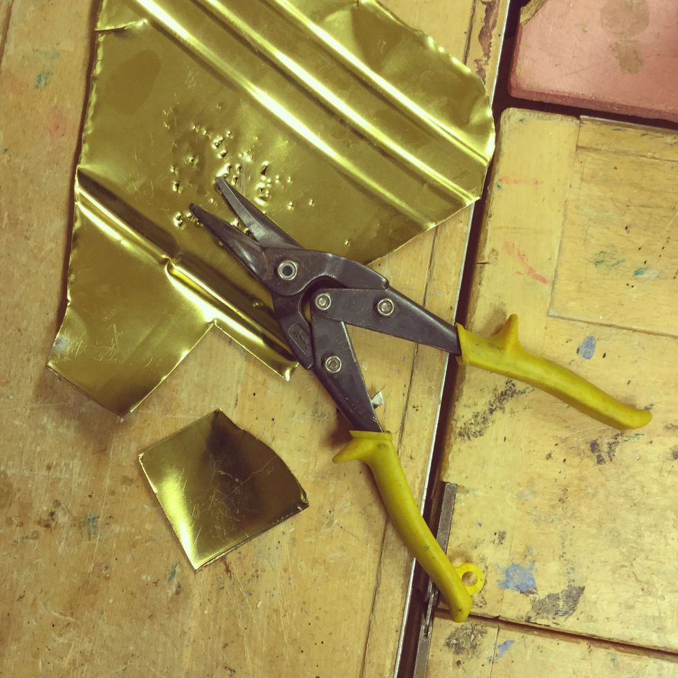 Klipp ut en kvadrat ur metallburken.