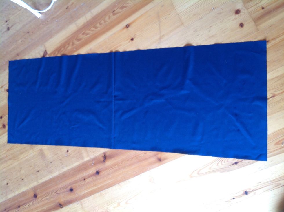 Klipp ut en tygbit som \u00e4r 150 x 52 cm ( \u00f6rngottet). Kolla med Maria!