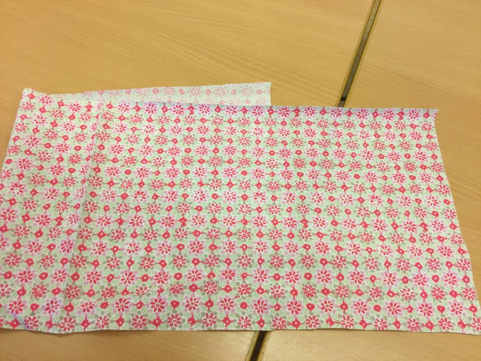 Klipp ut en tygbit som \u00e4r 27x80 cm. En rektangel.