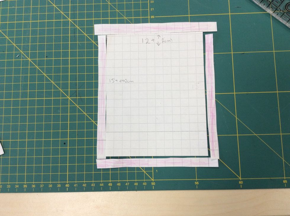 Klipp ut ett m\u00f6nster som \u00e4r 17 cm h\u00f6gt och 14 cm brett. D\u00e5 har du med  1 cm s\u00f6msm\u00e5n p\u00e5 varje sida, h\u00e4r m\u00e5lat rosa och avklippt f\u00f6r att visa.