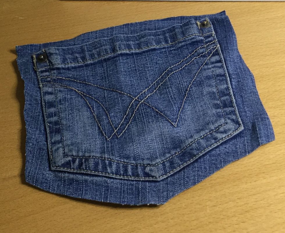 Klipp ut fickan med ungef\u00e4r 2 cm s\u00f6msm\u00e5n. Du beh\u00f6ver inte vara s\u00e5 noggran.