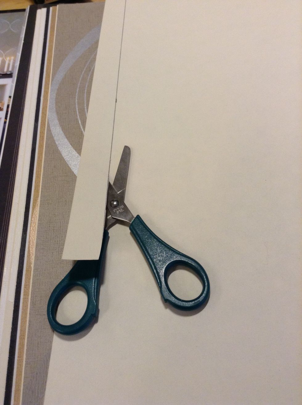 Klipp ut flera remsor i olika m\u00f6nster och f\u00e4rger.