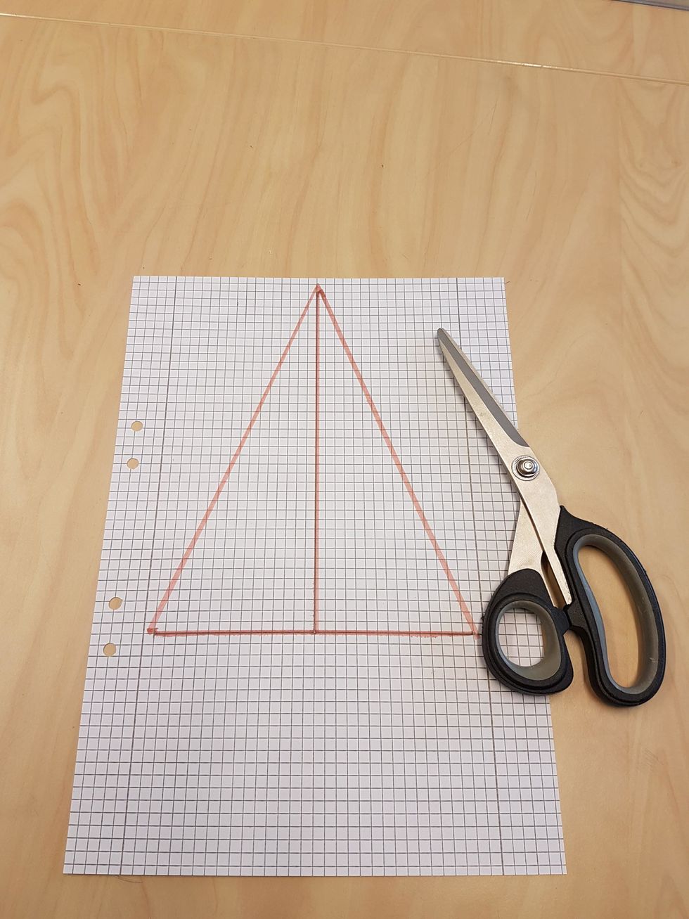 Klipp ut med en papperssax. (Papperssaxen har gr\u00e5tt handtag.)