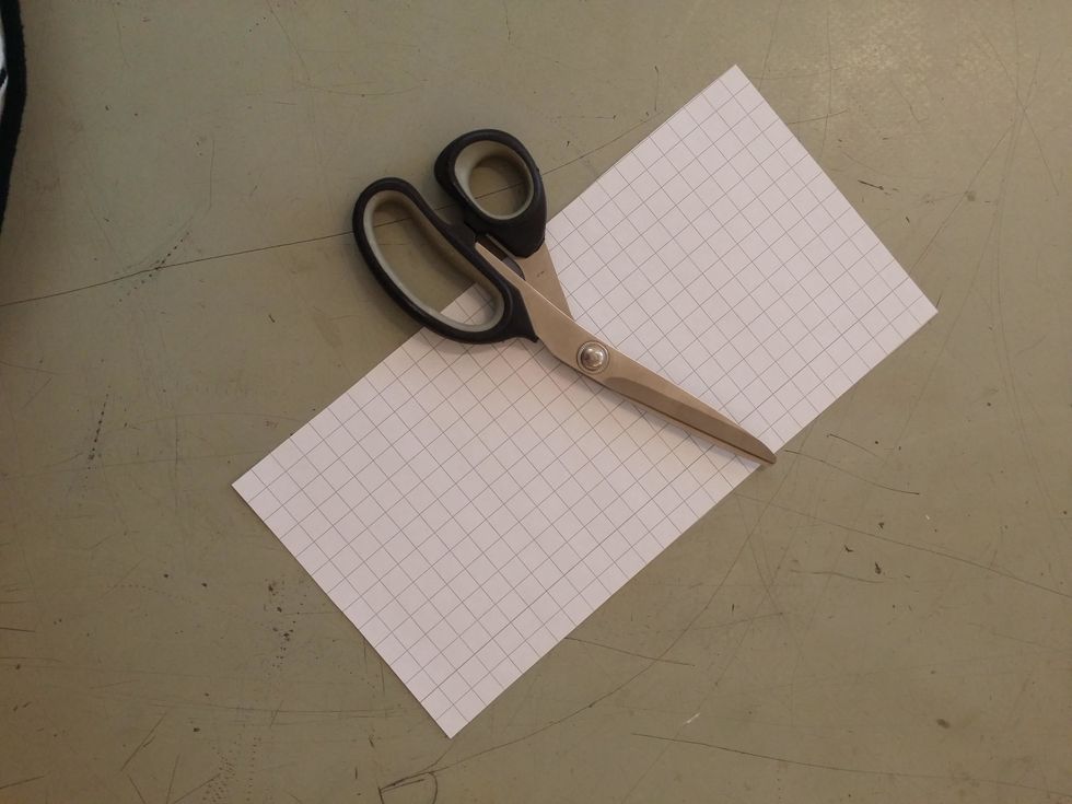 Klipp ut med en papperssax.