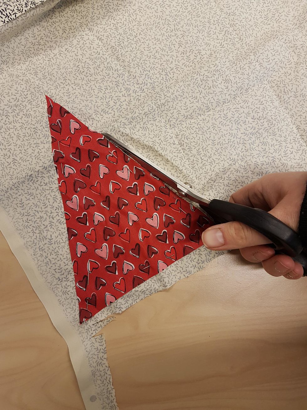 Klipp ut med en papperssax.