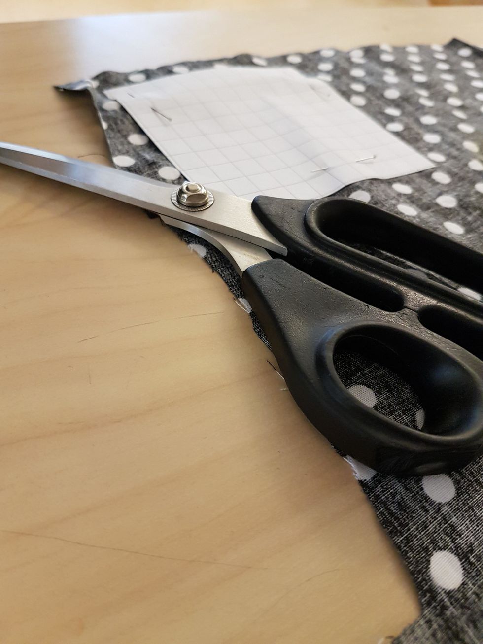 Klipp ut med en tygsax. Klipp precis vid kanten.