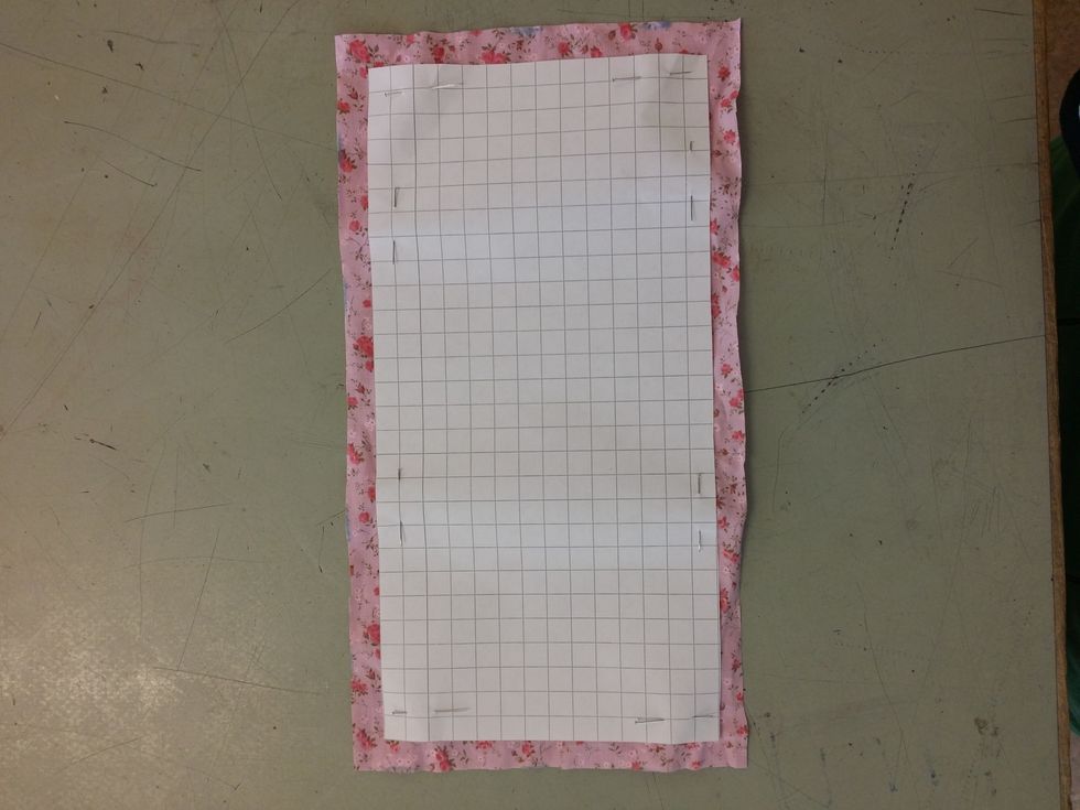 Klipp ut med en tygsax.