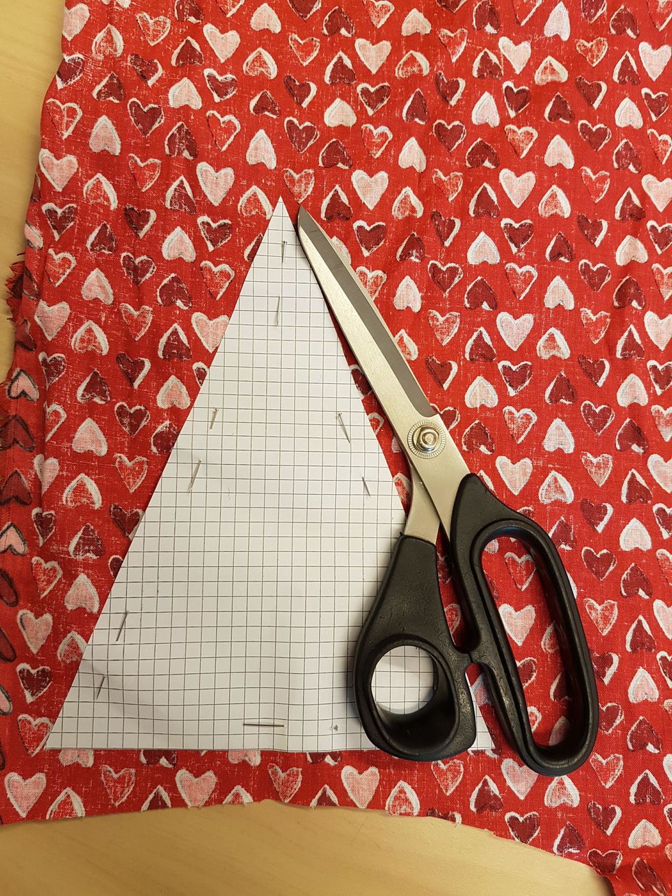 Klipp ut med en tygsax.