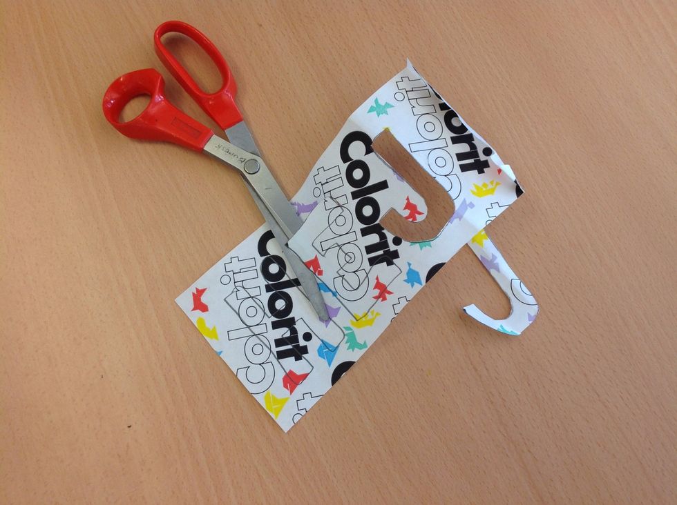 Klipp ut motivet. T\u00e4nk p\u00e5 vilken del du ska anv\u00e4nda (bokstaven eller ramen) och var extra f\u00f6rsiktig med den.