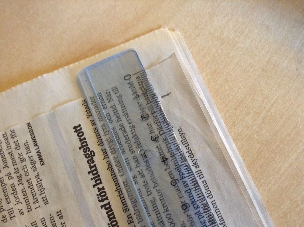 Klipp ut remsor som \u00e4r 1,5 cm breda.