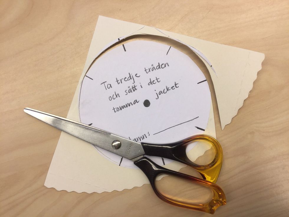 Klipp ut runt om mallen.