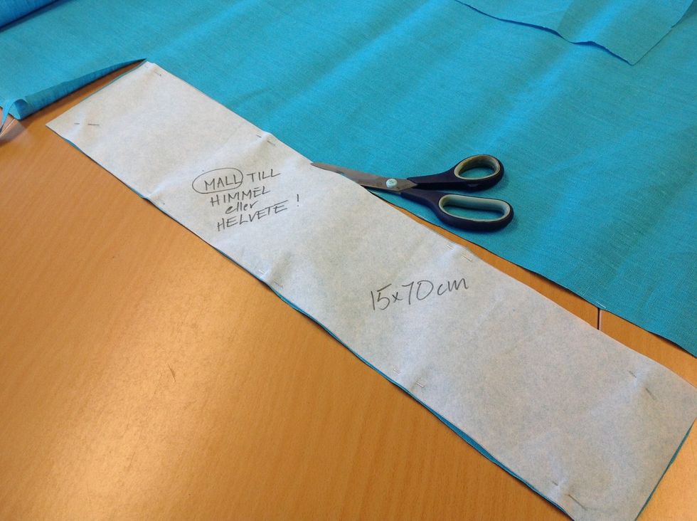 Klipp ut s\u00e5 noggrant som m\u00f6jligt, anv\u00e4nd en bra tygsax.