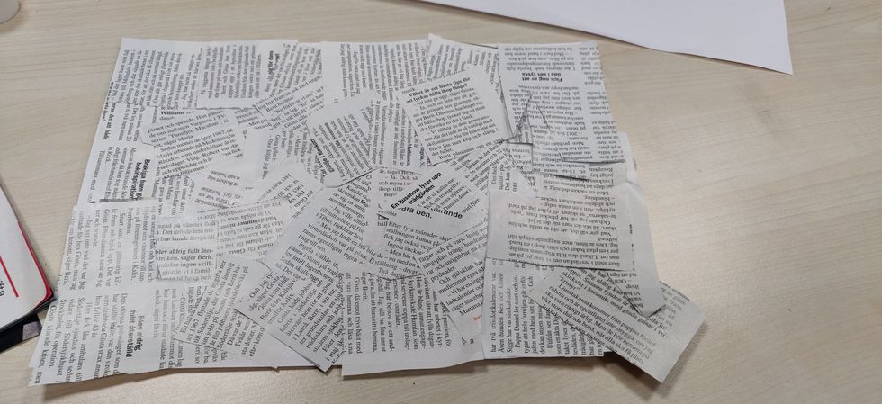 Klipp ut texter och klistra kors och tv\u00e4rs \u00f6ver det vitapappret.