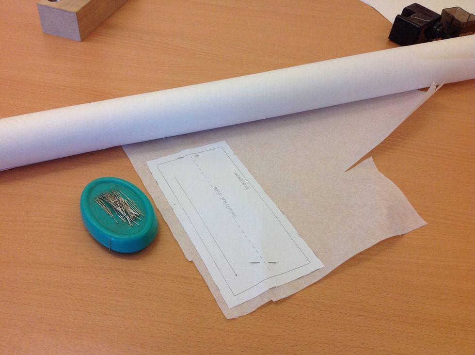 Klipp ut tv\u00e5 bitar vlieseline efter m\u00f6nstret. N\u00e5la fast m\u00f6nstret s\u00e5 g\u00e5r det l\u00e4ttare att klippa.