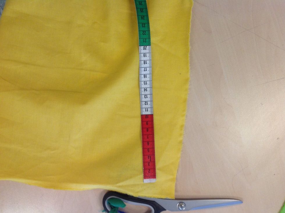 Klipp ut tv\u00e5 remsor lika l\u00e5nga som ditt arbete och 2cm bredare \u00e4n din f\u00e4rdiga ram