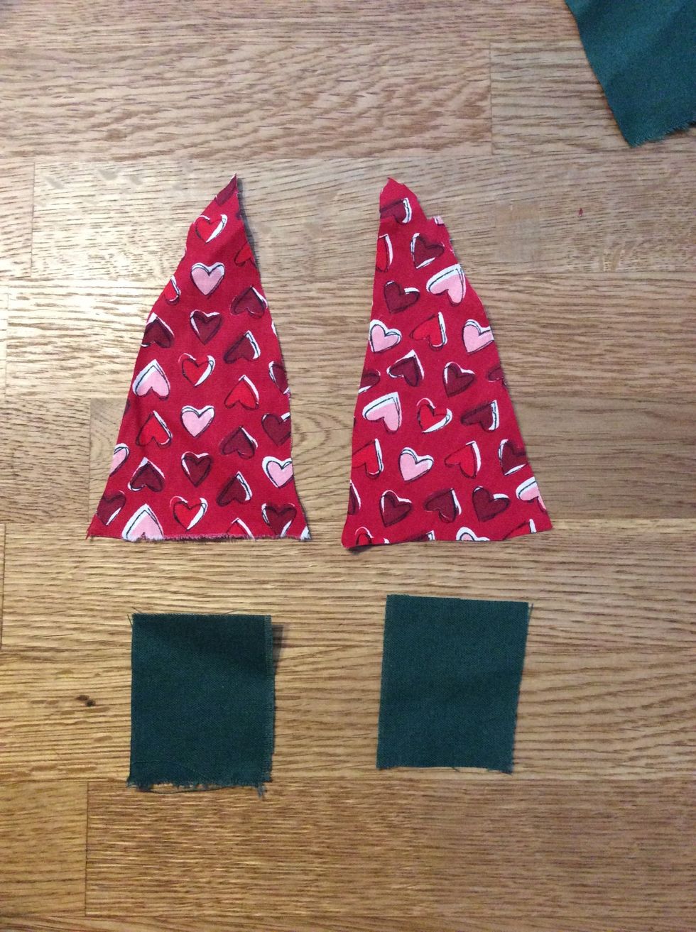 Klipp ut tv\u00e5 trianglar med basen 10 cm eller st\u00f6rre och tv\u00e5 rektanglar 4x5 cm.