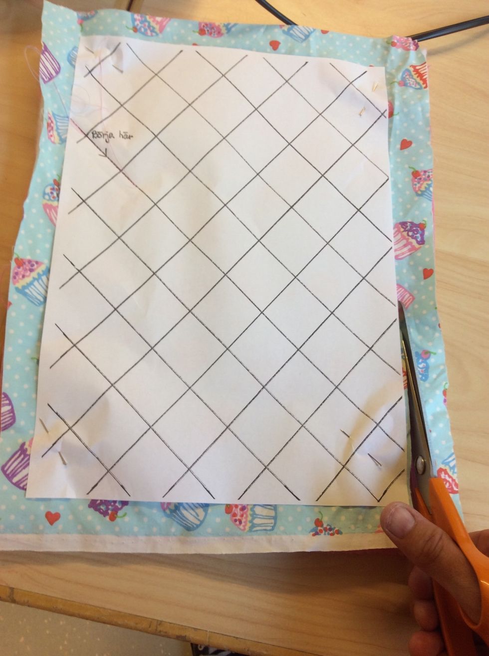 Klipp ut tygerna lika stora som pappret.