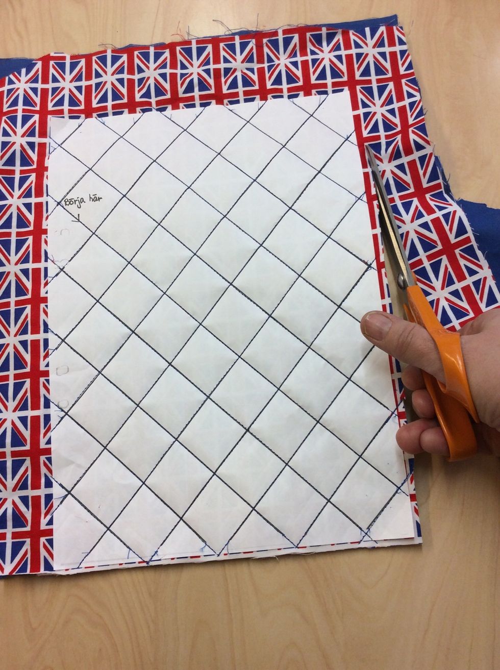 Klipp ut tygerna lika stora som pappret.