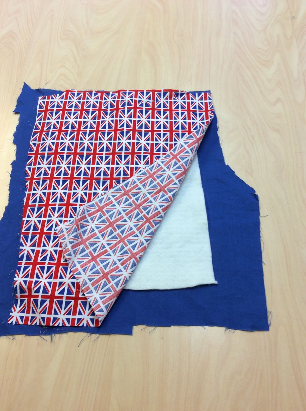 Klipp ut tygerna lite st\u00f6rre \u00e4n ditt mellantyg.