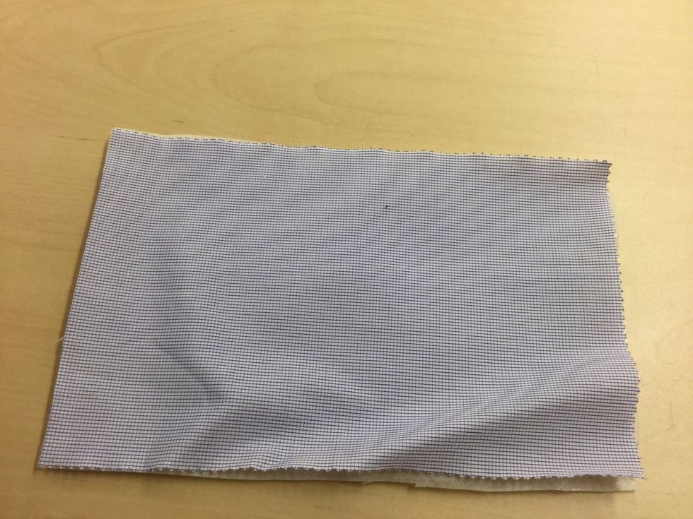 Klipp ut vliseline lika stort som din tygbit.