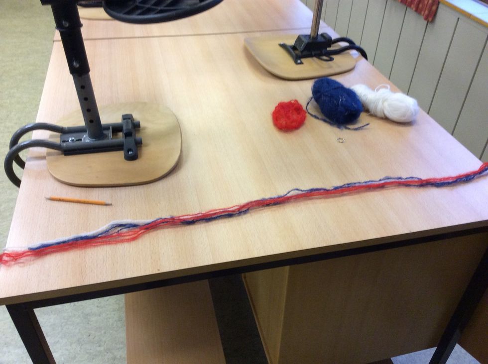 Klipp varje garn i ca 120 cm l\u00e5nga bitar, du beh\u00f6ver 7 garnbitar.