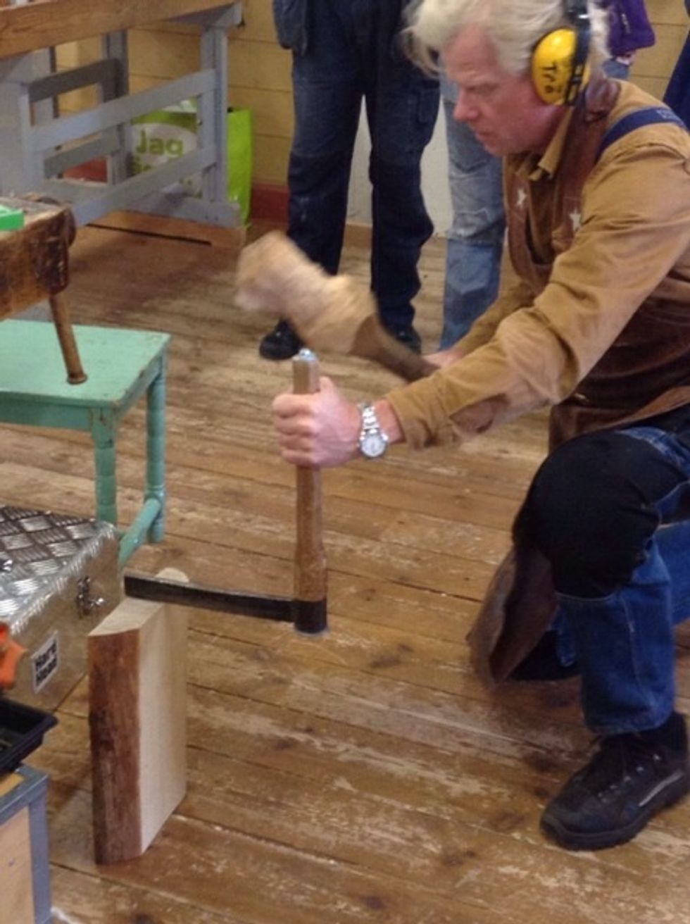 Klyv ut dryga bredden av din asks bredd. N\u00e4r du klyver f\u00e5r du ett \u00e4mne som f\u00f6ljer fiberriktningen.  Anv\u00e4nd klyvyxa, huggkubbe och en rej\u00e4l tr\u00e4klubba. Sl\u00e5 till ordentligt och 'vik' sedan ut ditt \u00e4mne.