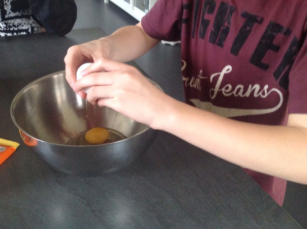 Kn\u00e4ck \u00e4ggen Crack 2 eggs