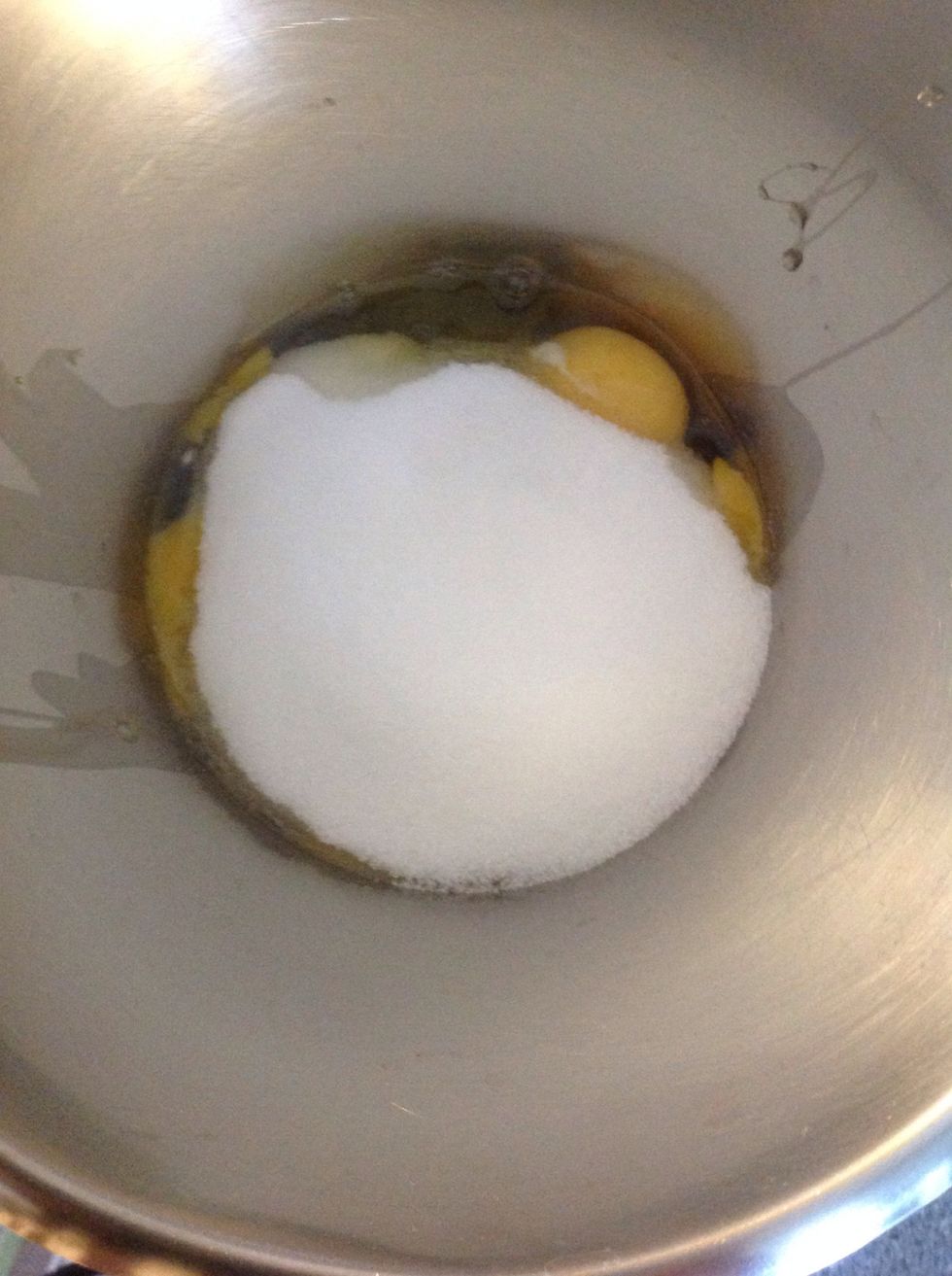 Kn\u00e4ck \u00e4ggen och h\u00e4ll i str\u00f6sockret, Crack the egg and put in the granulate sugar