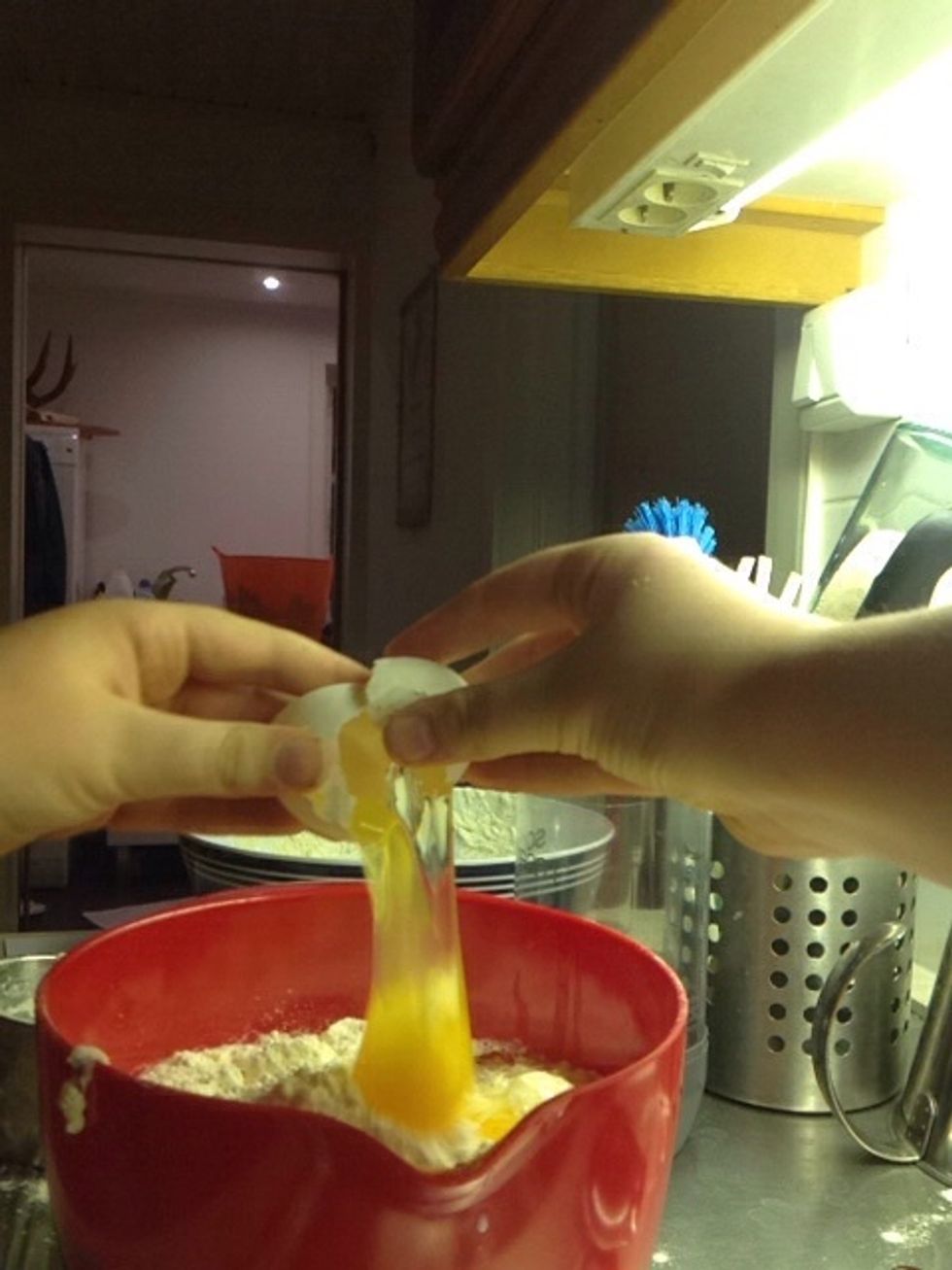 Kn\u00e4k \u00e4ggen, crack the eggs