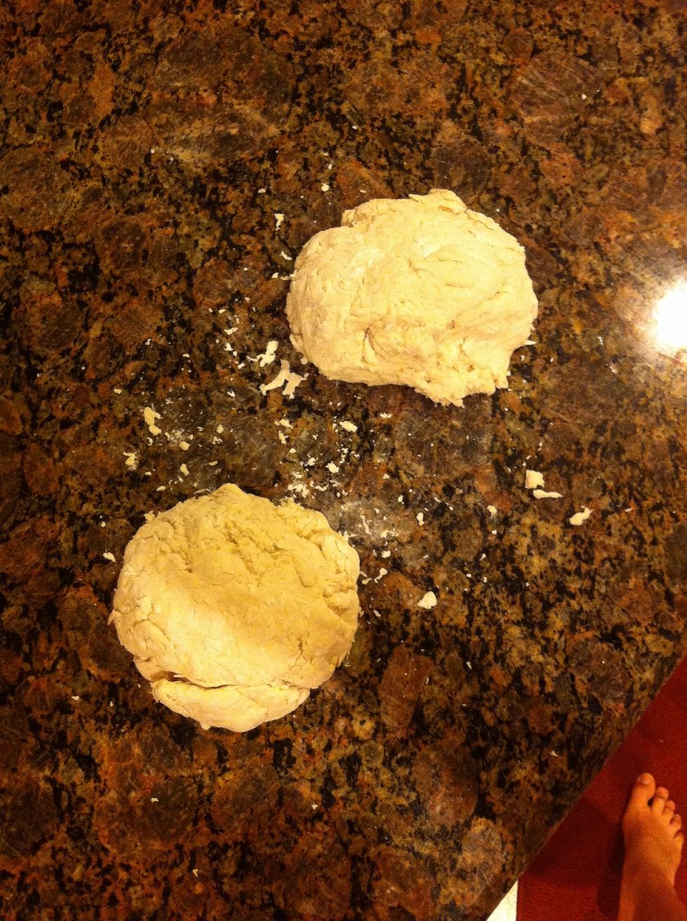 Knead and separate in two portions. (2 pizzas)