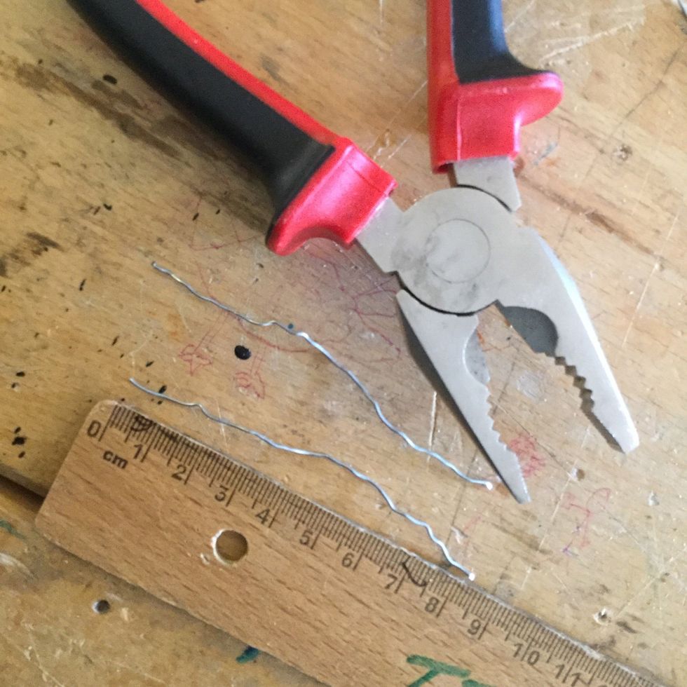 Knipsa av ca 8cm av den tunnare st\u00e5ltr\u00e5den.