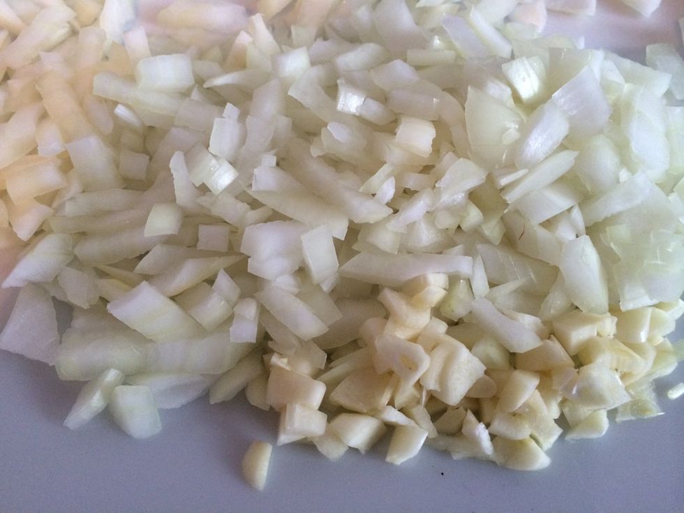 Knoblauch und Zwiebeln kleinschneiden in W\u00fcrfel