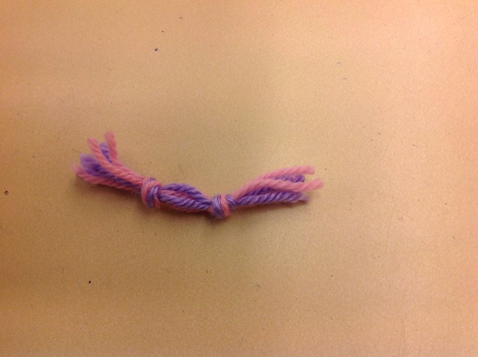 Knyt 2 knutar lika l\u00e5ngt ifr\u00e5n varandra som ugglan \u00e4r bred.