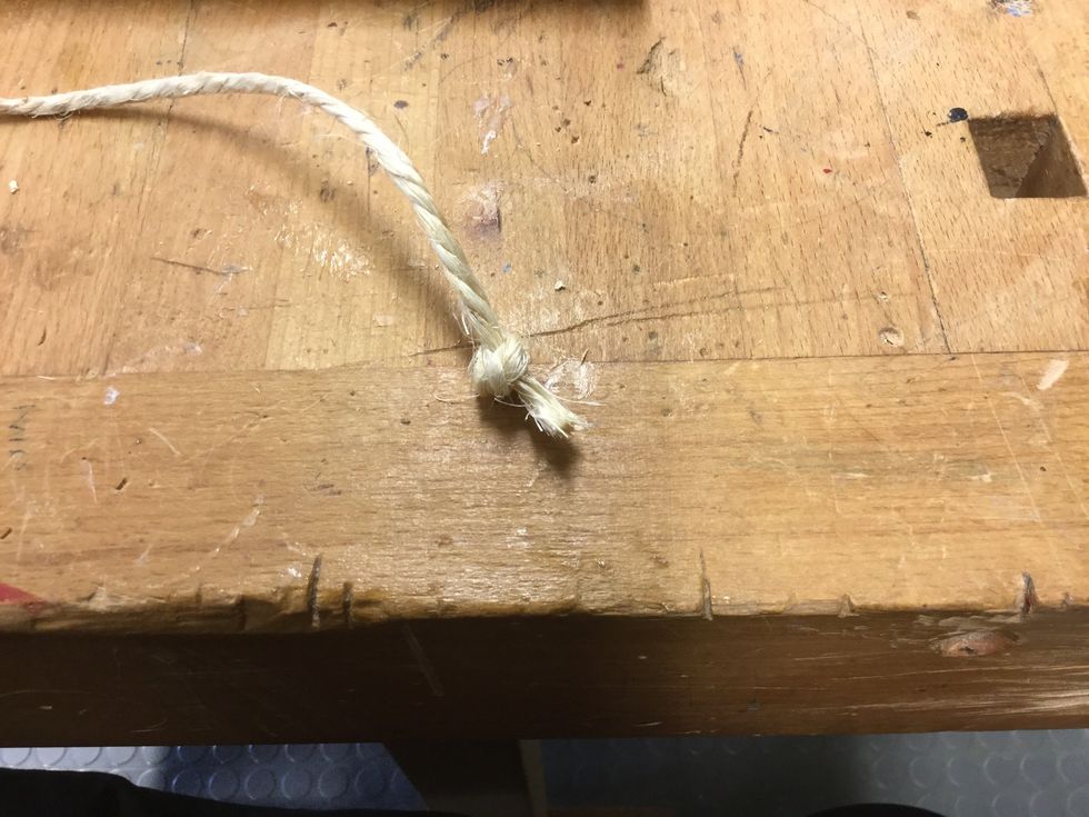 Knyt en knut i ena \u00e4nden.